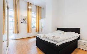 Family Apartment Next To Danube River